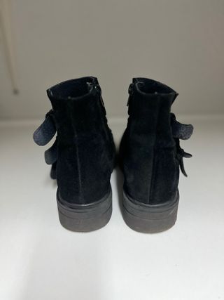 Botines Brownie negros con pulseras