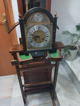 Porta abiti vintage in legno e antico orologio a pendolo