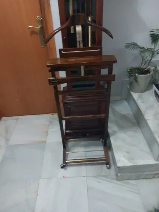 Porta abiti vintage in legno e antico orologio a pendolo