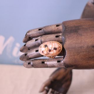 Anillo dorado mate con óvalo de resina R