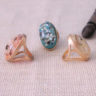 Anillo dorado mate con óvalo de resina R