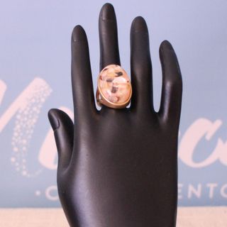 Anillo dorado mate con óvalo de resina R