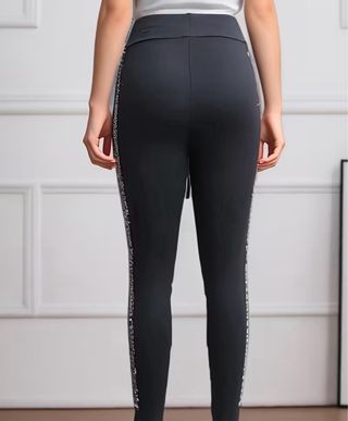 Leggings negros con lentejuelas plateadas