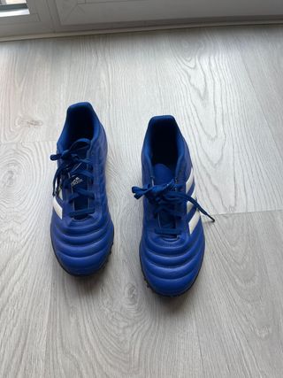 Botas de fútbol Adidas azules y blancas