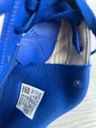 Botas de fútbol Adidas azules y blancas