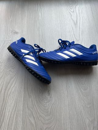 Botas de fútbol Adidas azules y blancas