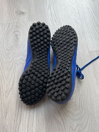 Botas de fútbol Adidas azules y blancas