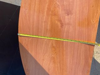 Escritorio de madera marrón