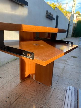 Escritorio de madera marrón