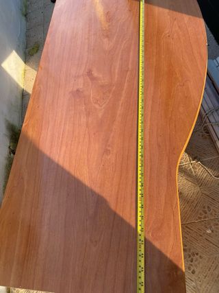 Escritorio de madera marrón