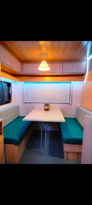 Parcela con caravana 750kg, iglú y cocina