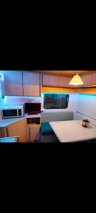 Parcela con caravana 750kg, iglú y cocina