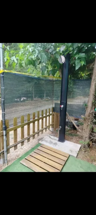 Parcela con caravana 750kg, iglú y cocina