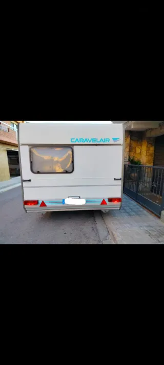 Parcela con caravana 750kg, iglú y cocina