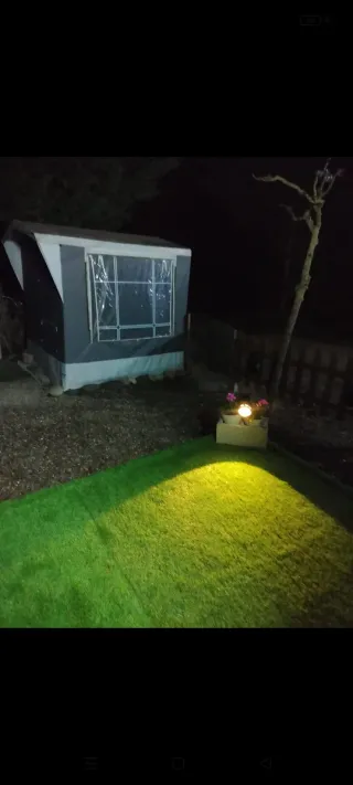 Parcela con caravana 750kg, iglú y cocina