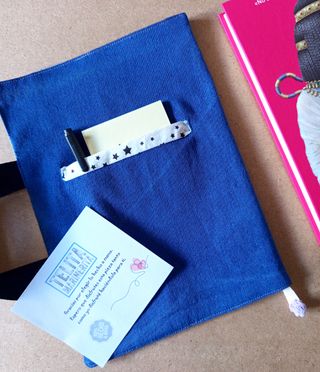 Portalibros mujer surrealista