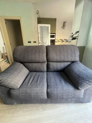 Sofá gris de tela pequeño