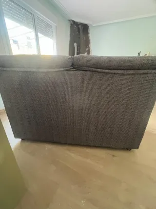 Sofá gris de tela pequeño