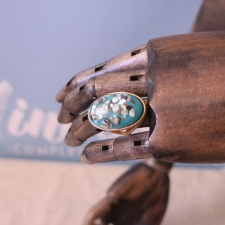 Anillo dorado mate con óvalo de resina T