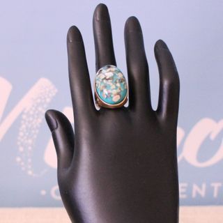 Anillo dorado mate con óvalo de resina T