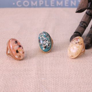 Anillo dorado mate con óvalo de resina T