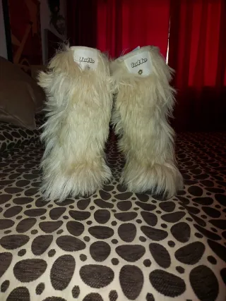 Botas blancas de pelo.