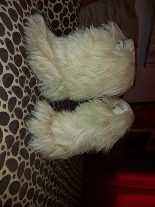 Botas blancas de pelo.