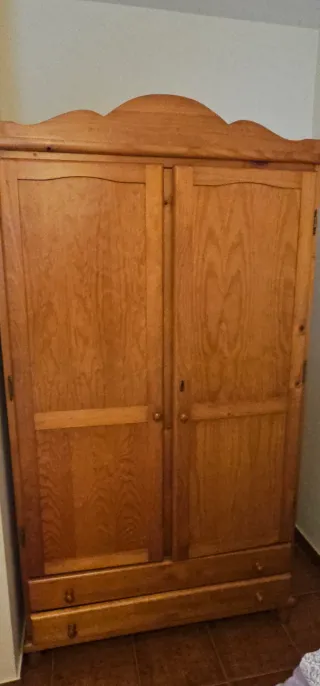 Armario de madera pino.