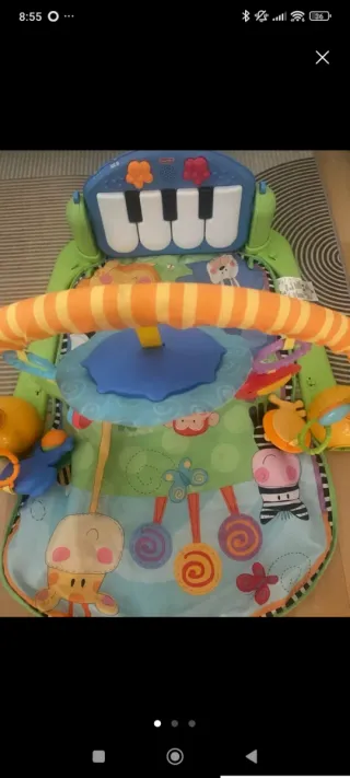 Ginásio de bebê com piano e brinquedos