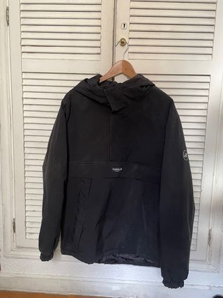 Chubasquero Pull&Bear Negro