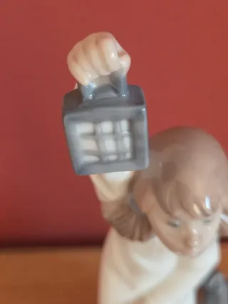 Figura Nao by Lladro Niña con Perro y Farol