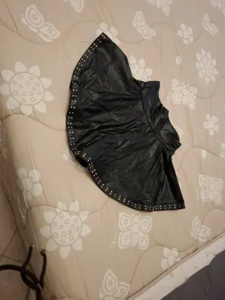 Gonna pantaloncino nera con borchie