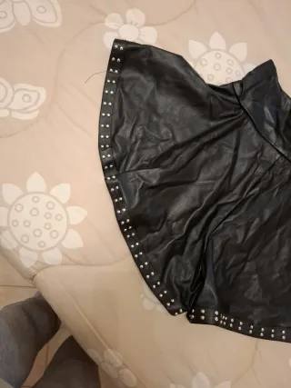 Gonna pantaloncino nera con borchie