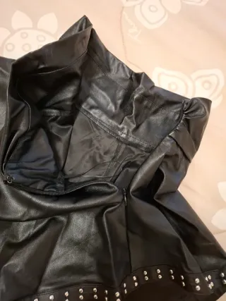 Gonna pantaloncino nera con borchie