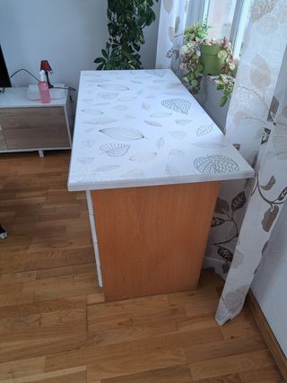 Mesa de estudio de madera blanca
