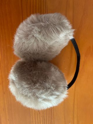 Orejeras marrones de pelo