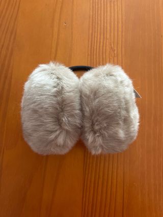 Orejeras marrones de pelo