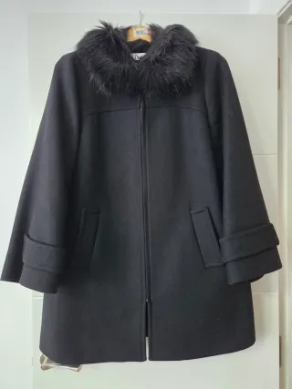 Abrigo negro mujer con cuello de pelo