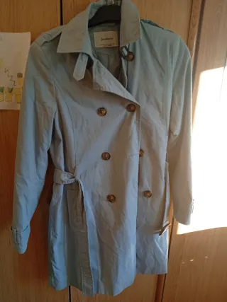 Gabardina Stradivarius azul claro