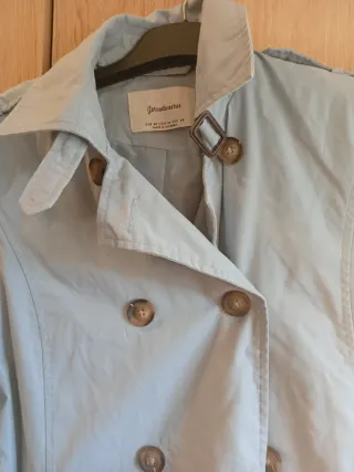 Gabardina Stradivarius azul claro