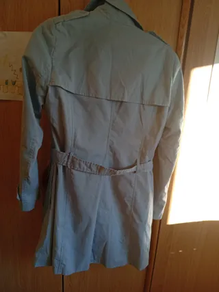 Gabardina Stradivarius azul claro