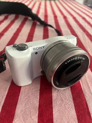 Cámara Sony Alpha a5000 Blanca + Objetivo 16-50 mm