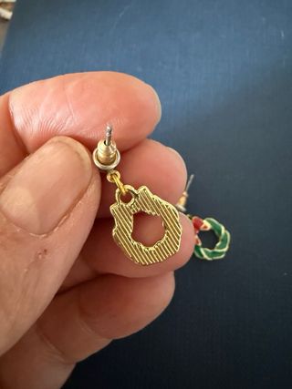 Orecchini natalizi a forma di ghirlanda