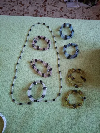 Collar y pulsera, tengo 4 pulsera, tengo 4 colores