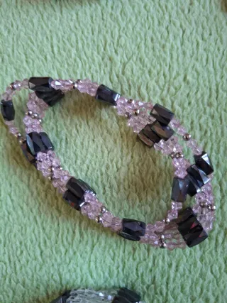 Collar y pulsera, tengo 4 pulsera, tengo 4 colores