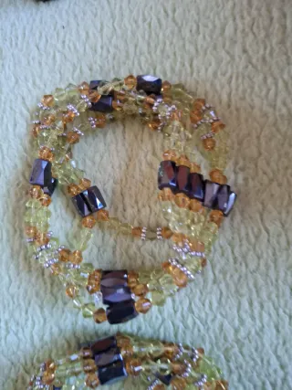 Collar y pulsera, tengo 4 pulsera, tengo 4 colores