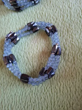 Collar y pulsera, tengo 4 pulsera, tengo 4 colores