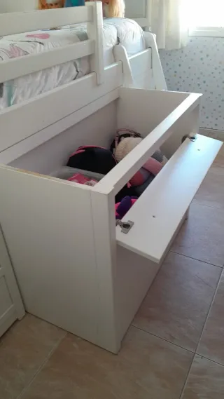 Cama infantil alta blanca con cajones y escalera
