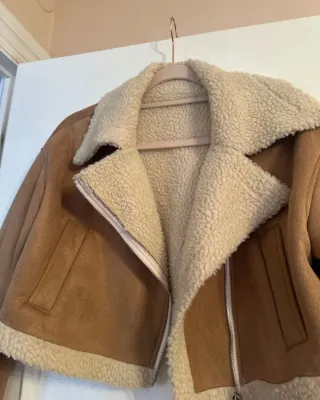 Chaqueta aviador forrada beige y marrón