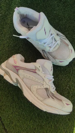 Lote 3 pares calzado: deportivas, rosas y serpient